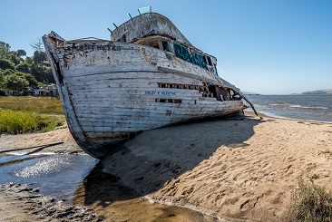 Senas laivas ant kranto