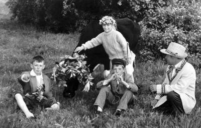 Piemenliai puoia karves. Sekmins