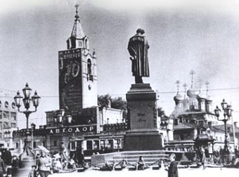 Pu�kino paminklas prie�ais Kan�i� vienuolyn�