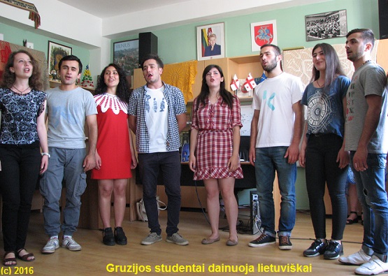 Dainuoja Gruzijos studentai