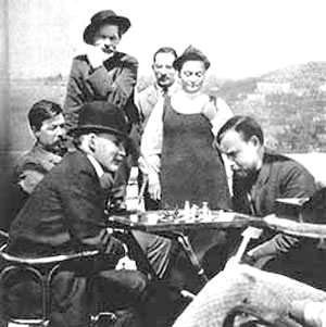 Leninas žaidžia šachmatais su Bogdanovu