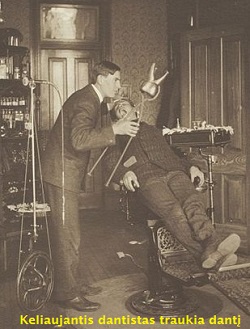 Keliaujantis dantistas traukia dant