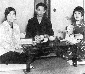 Yokomitsu with Ehefrau, Schwester