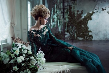 Panelė žalia suknele